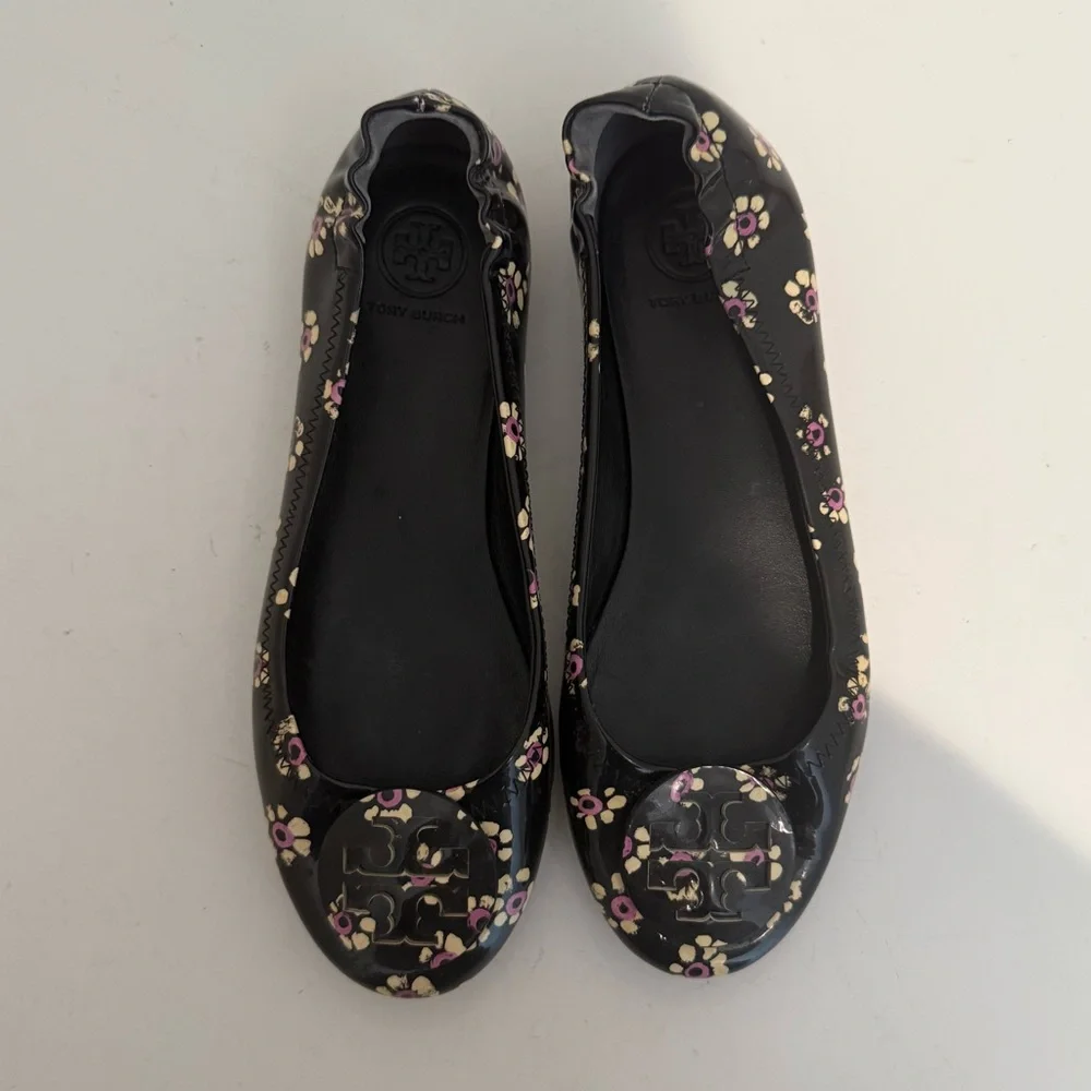 TORY BURCH Minnie Travel Logo Ballet Flats Black Pink Stamped Floral Size 6